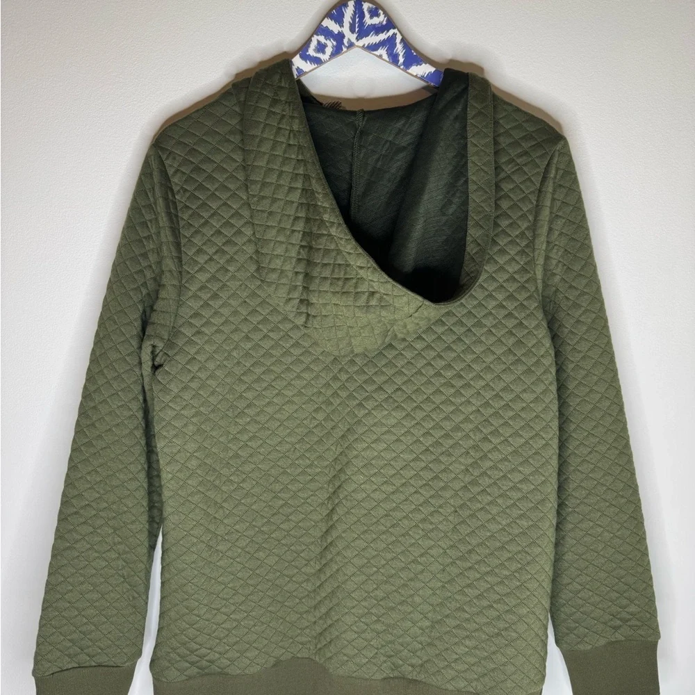 Doe & Rae Quilted Olive Green Top | Size Large